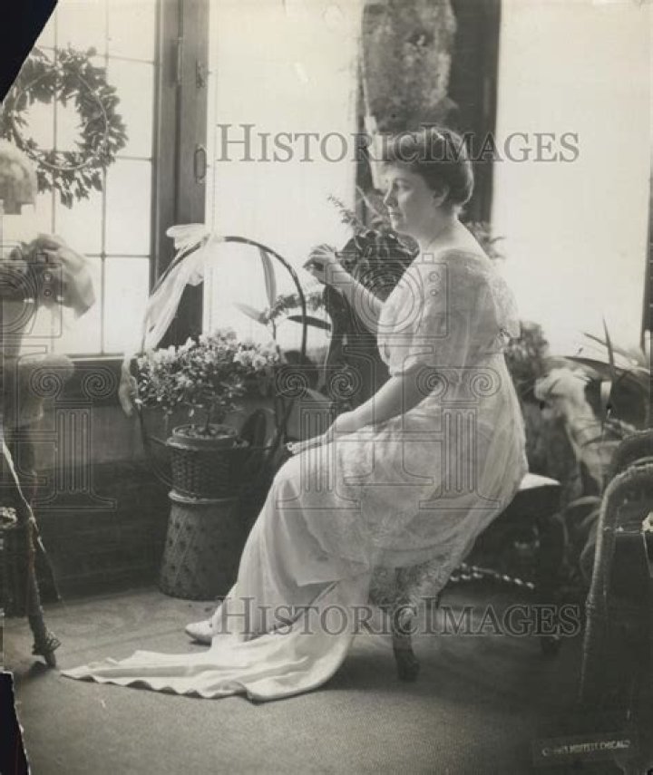 1929 Press Photo Mrs. Hurban, Czechoslovakian envoy's wife makes a rad