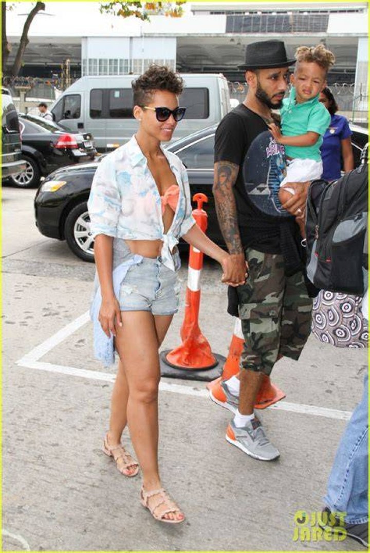 Alicia Keys Flaunts Bikini Body in Rio de Janeiro! Photo 2950821
