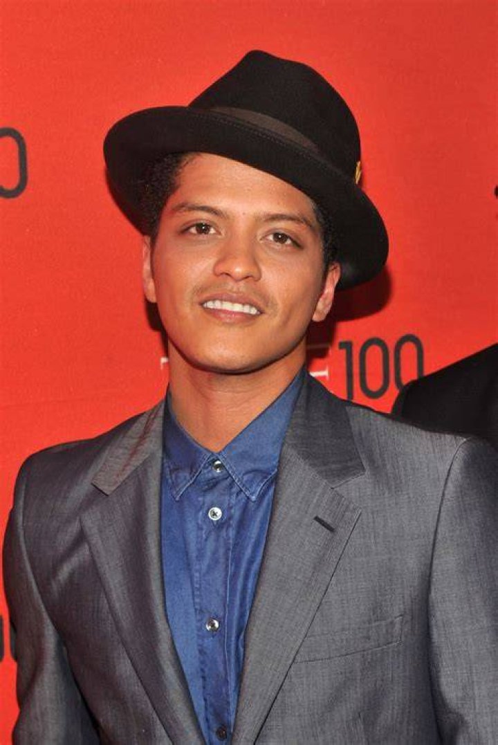 Bruno Mars Age, Real Name, Net Worth, Wife, Movie, Height & Popular