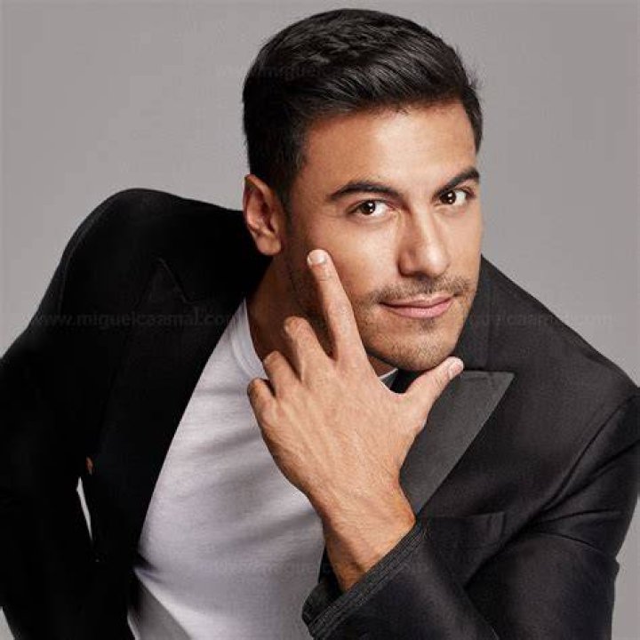 Carlos Rivera appears for the first time carrying his son Le&oacute;n