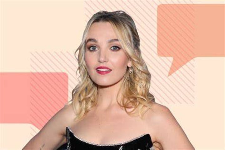 Chloe Fineman Bio, Net Worth, Married, Husband, Boyfriend, Family