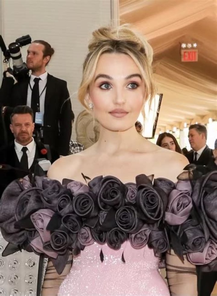 Chloe Fineman Biography, Height & Life Story Super Stars Bio
