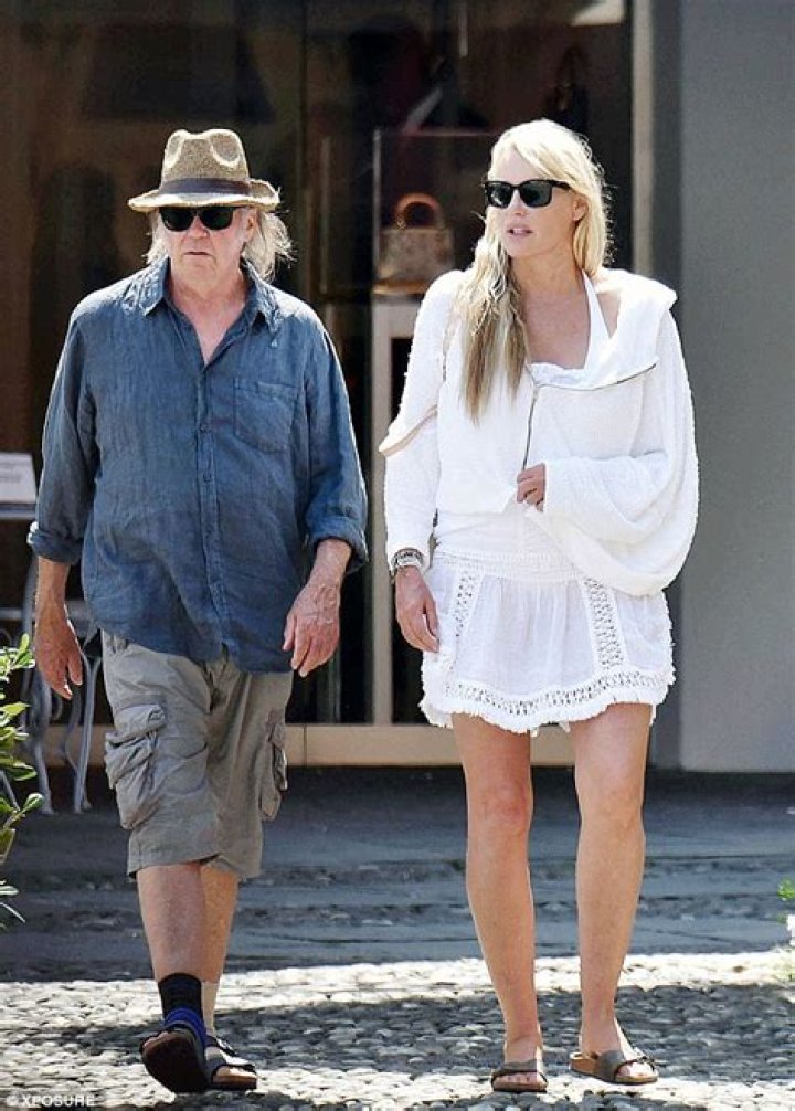 Daryl Hannah and boyfriend Neil Young shop for home goods together in