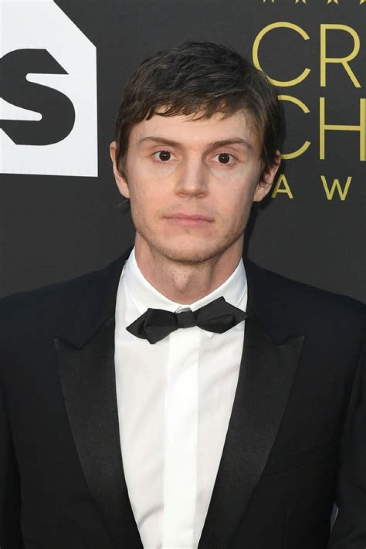 Does Evan Peters have a gf?