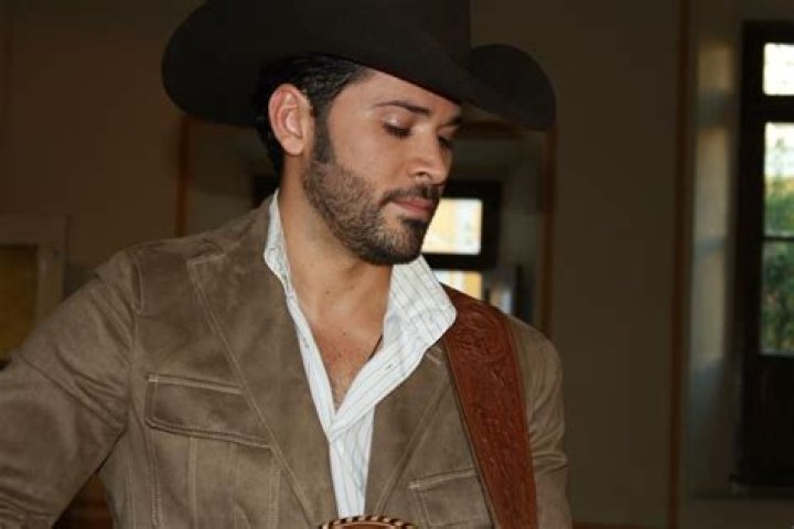 Eliseo Robles Jr Vocalista Grupo La Leyenda I Like To Dance, Mexican