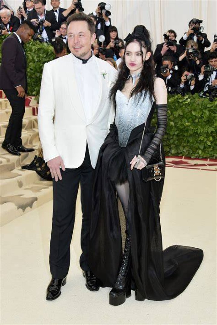 Elon Musk Is Dating Grimes