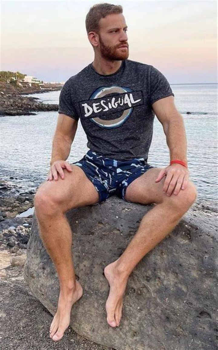Ghim tr&ecirc;n Sexy barefoot men