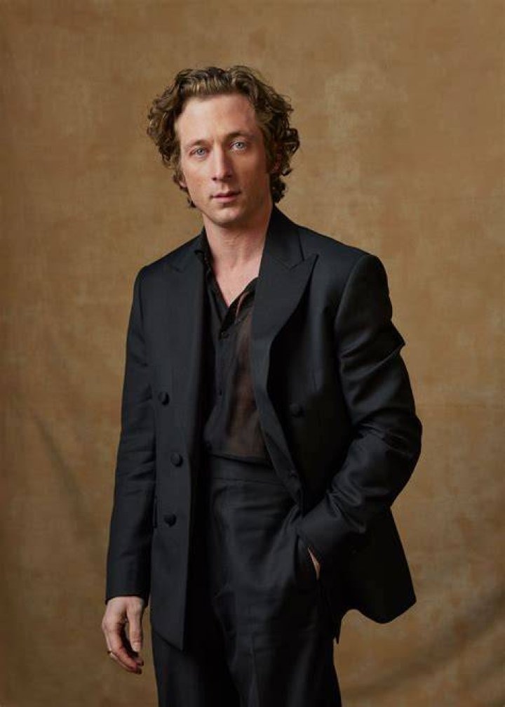 Jeremy Allen White's Height And Weight Stats [Explained]