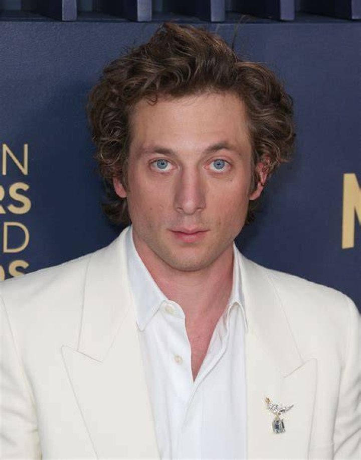 Jeremy Allen White StuartEllena