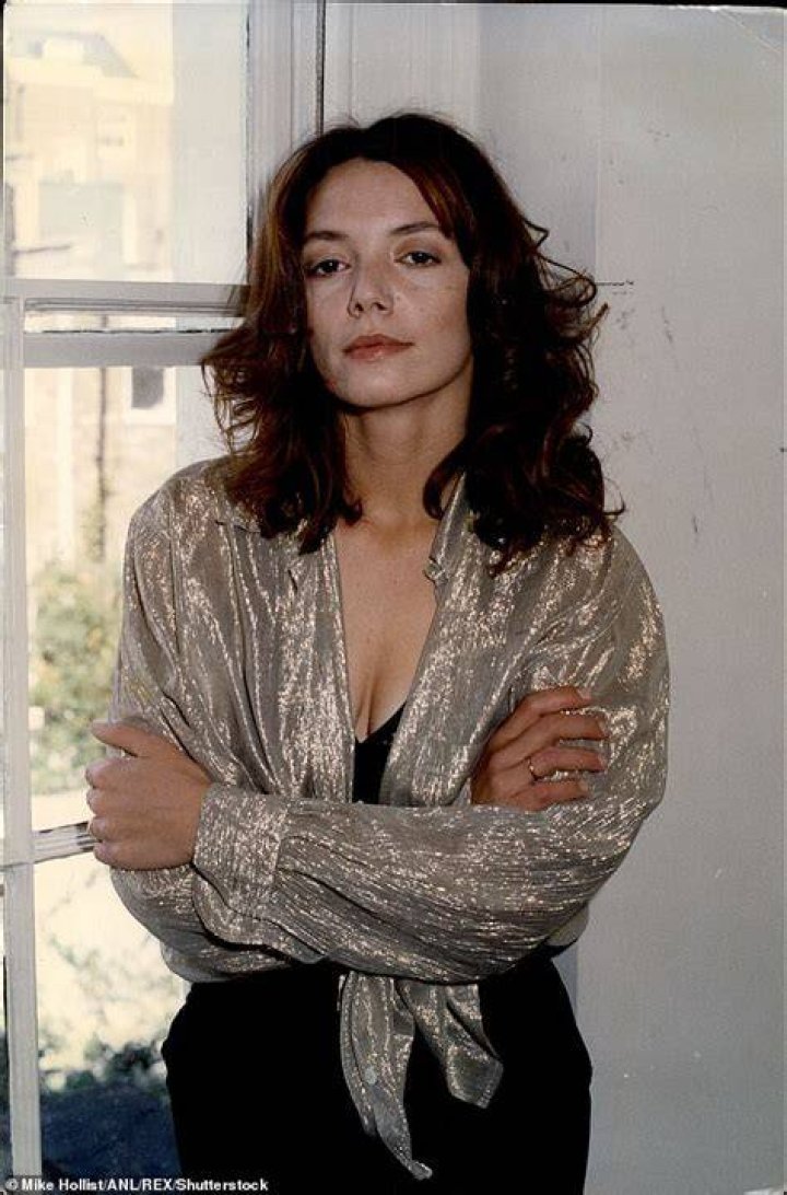 Joanne Whalley (Kilmer) is an English actress. Joanne whalley