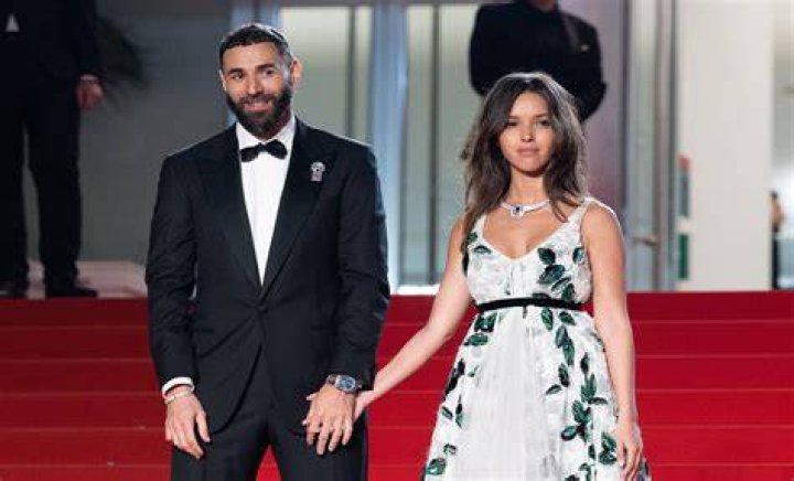 Karim Benzema entour&eacute; de sa femme et de son ex, la JLC family menac&eacute;e