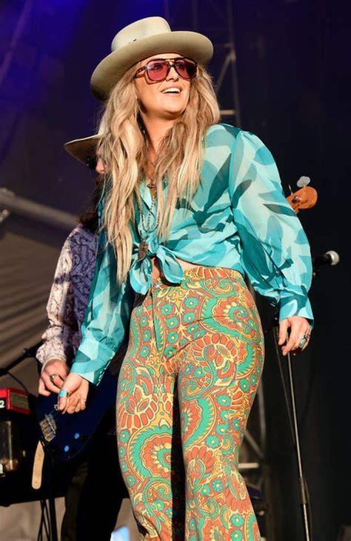 Lainey Wilson Stuns in a Green Crop Top As She Goes Public With Her New