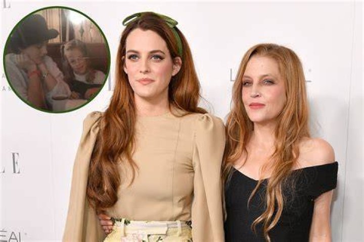 Lisa Marie Presley og Riley Keough b&aelig;rer matchende antrekk i nytt bilde