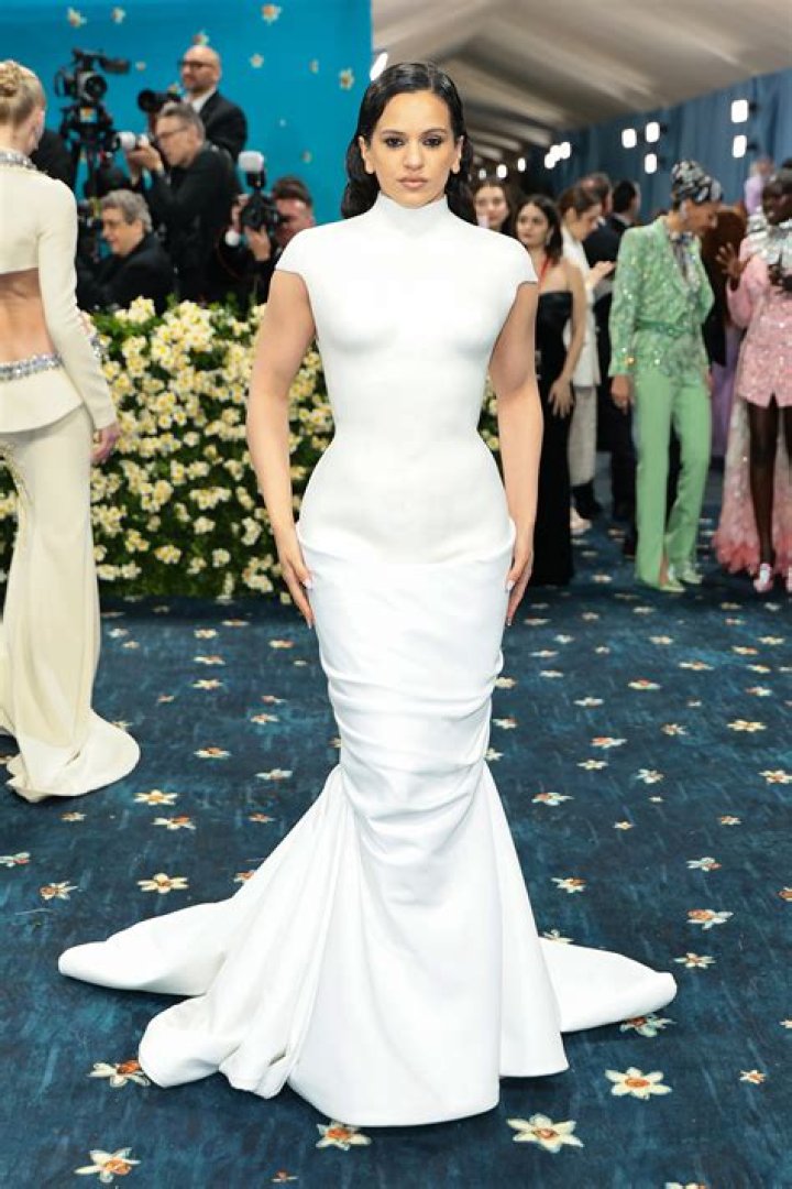 &lsquo;Awkward&rsquo; Met Gala red carpet interview with Chloe Fineman and Stella