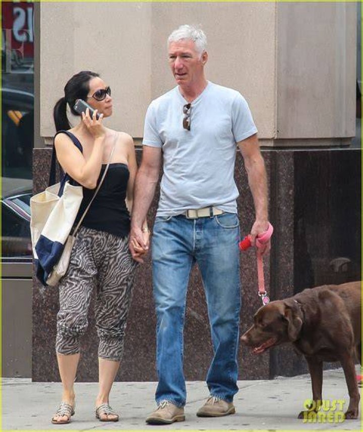 Lucy Liu & New Boyfriend Hold Hands in New York City Photo 2932381