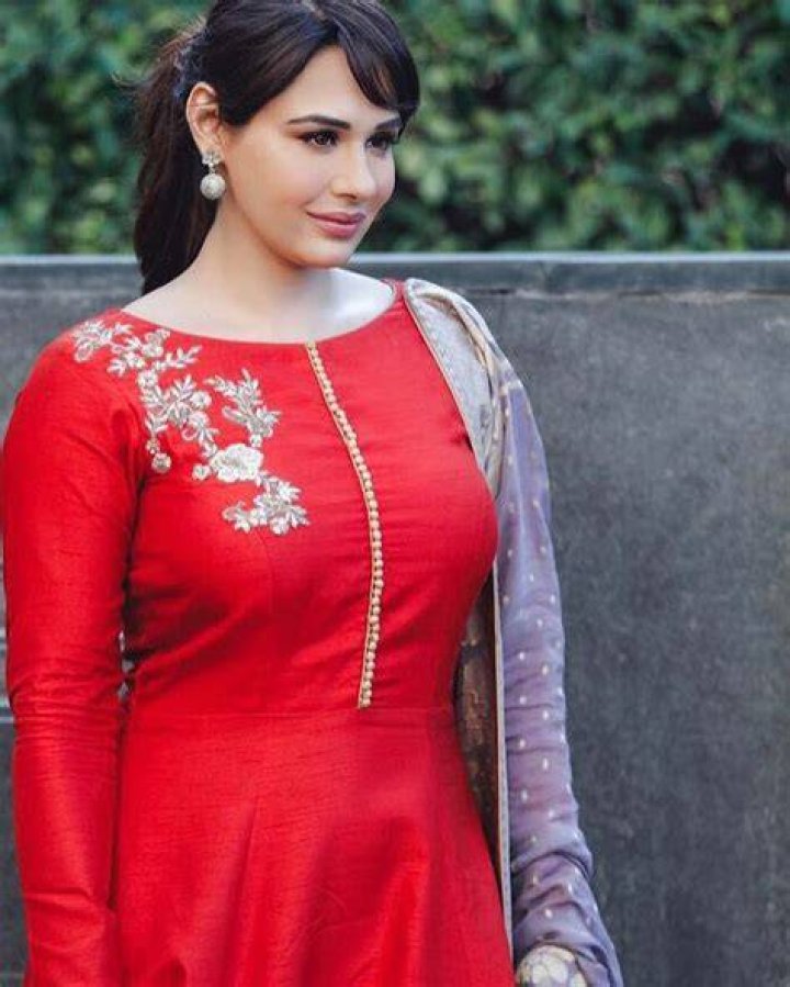 Mandy Takhar Wiki, Hot, Family, Biography, Husband, Birthdate, Sister