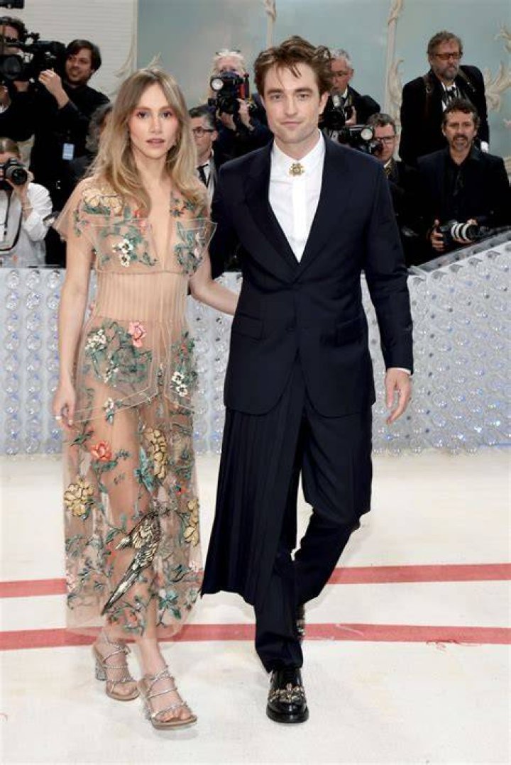 Met Gala 2023 Suki Waterhouse, Robert Pattinson Kiss, Cuddle