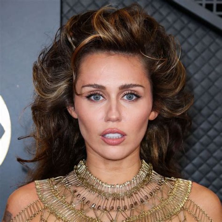 Miley Cyrus' Height, Weight, Dating History, Body Measurements, Net