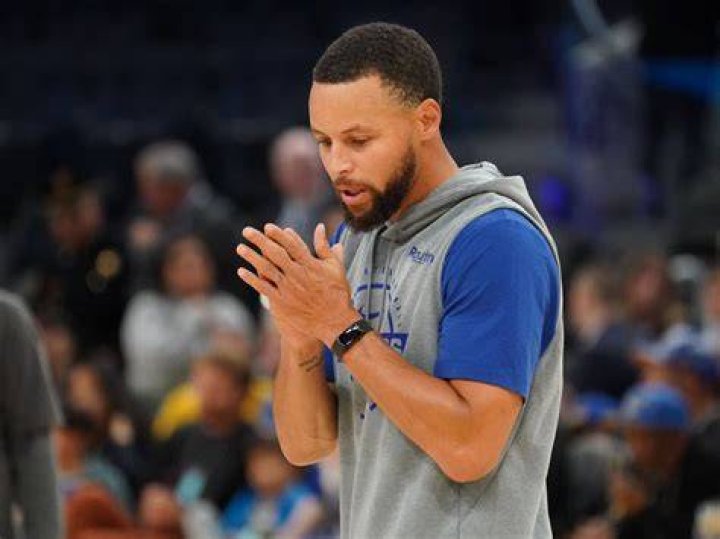 NBA star Steph Curry reacts to making history as the Warriors' alltime