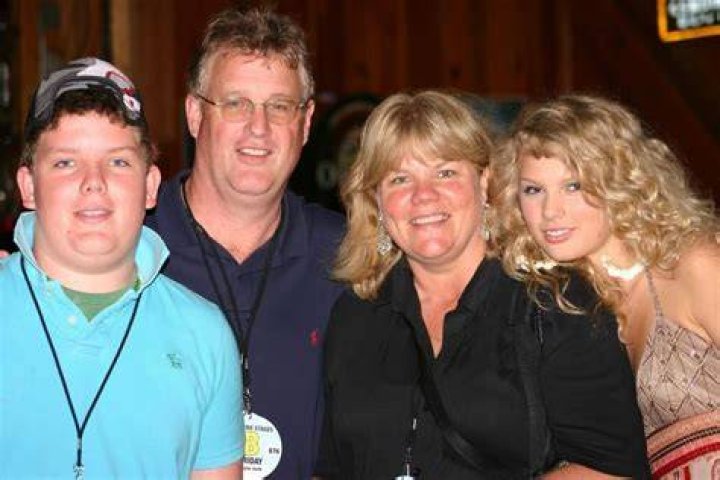 Taylor Swift Family Photos, Siblings, Parents, Husband, Age, Height