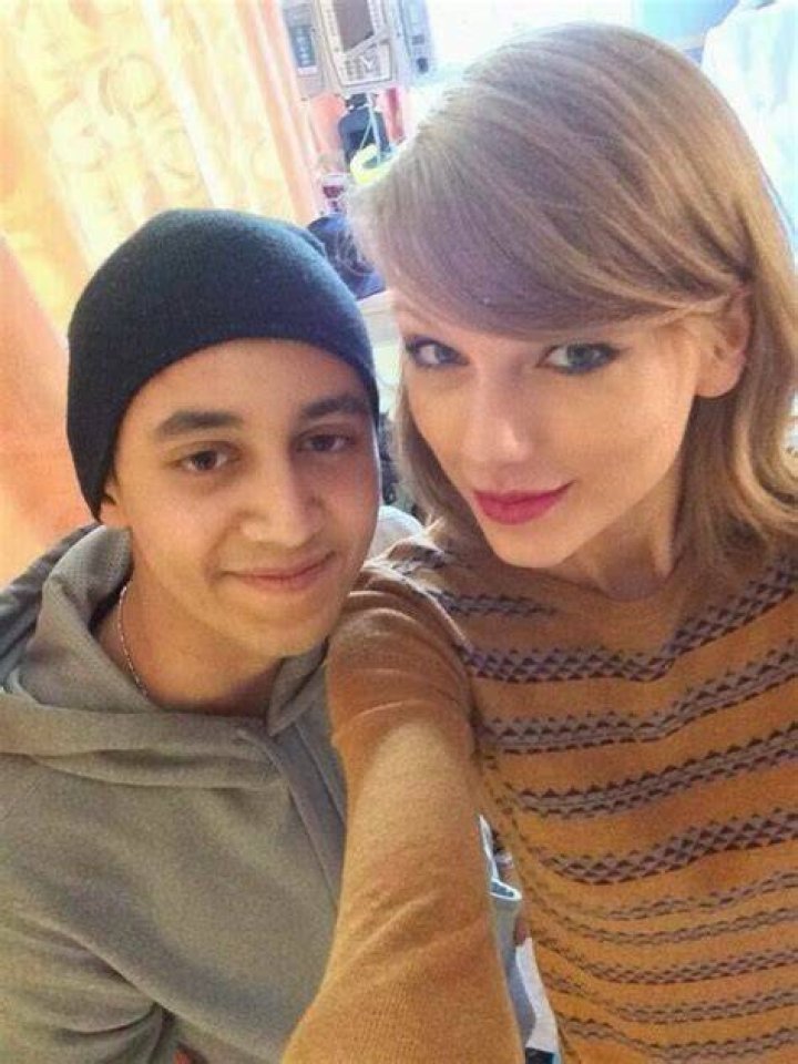 Taylor Swift Takes Selfies With Ill Children At New York Cancer Center
