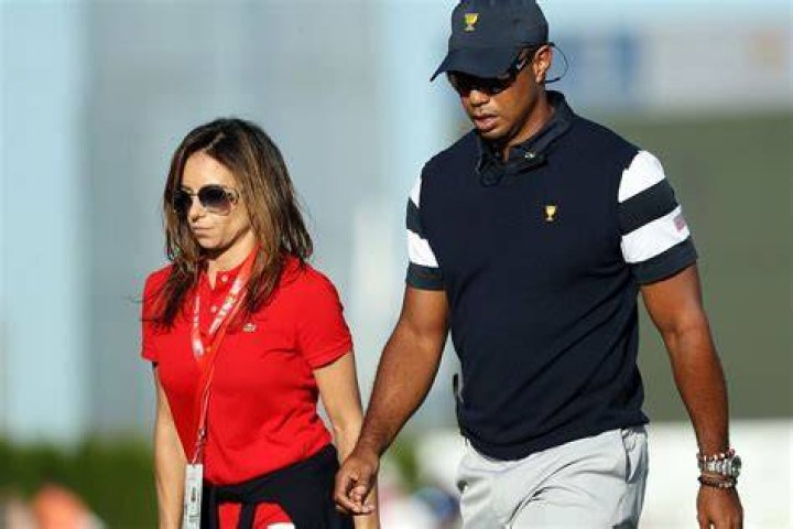 Tiger Woods and girlfriend Erica Herman kiss at the Presidents Cup Gala