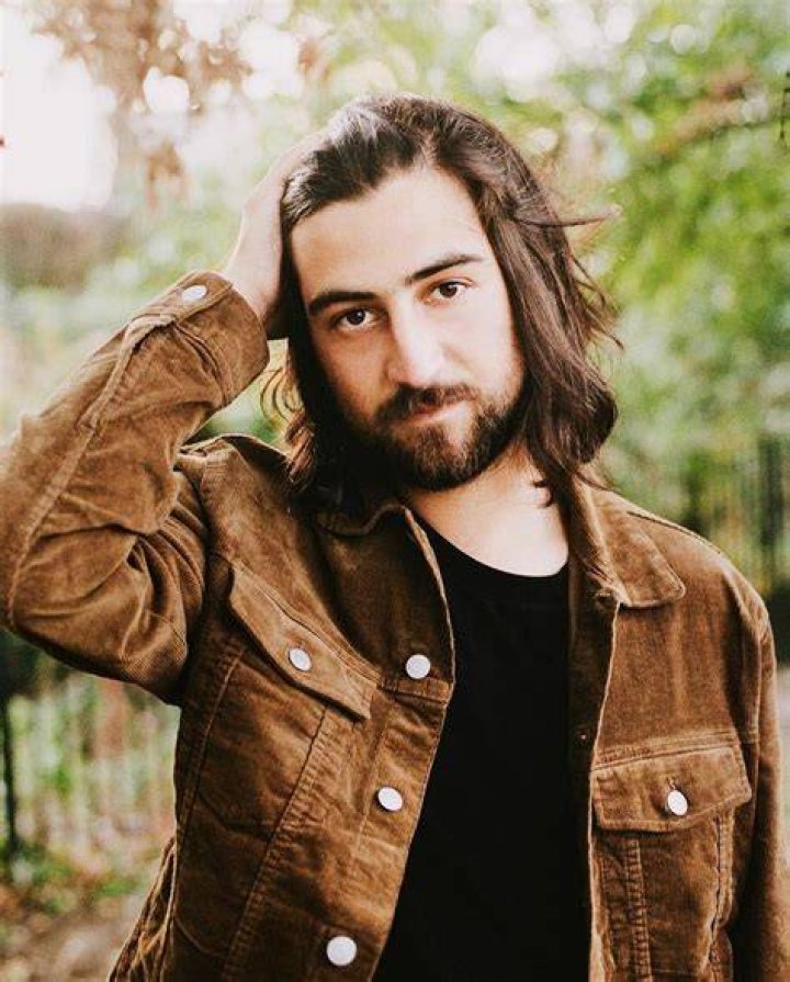 Who's In Love With Noah Kahan? Uncover His Relationship Status
